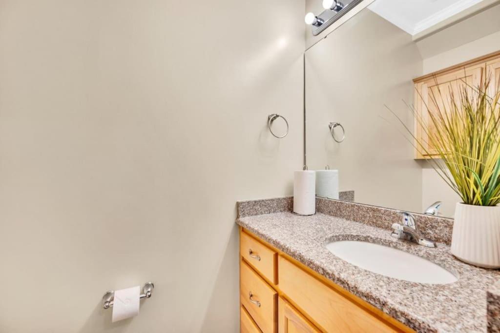 Villa Cozy 2B Townhouse King Bed Free Parking Tv In Brs Concord Exterior foto